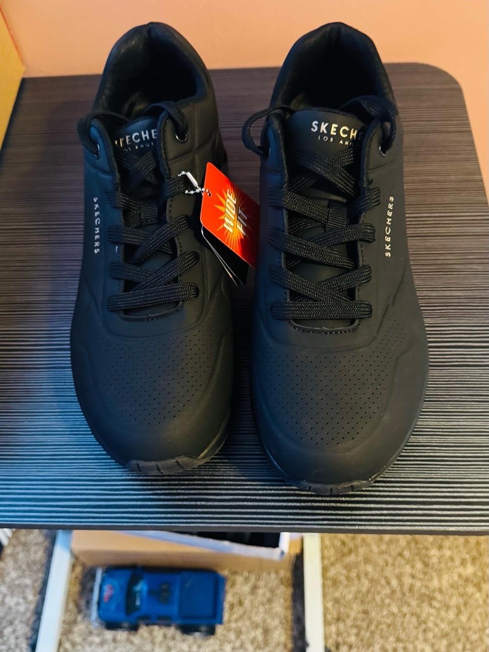 Women’s Skechers Uno - Stand on Air sneakers in black